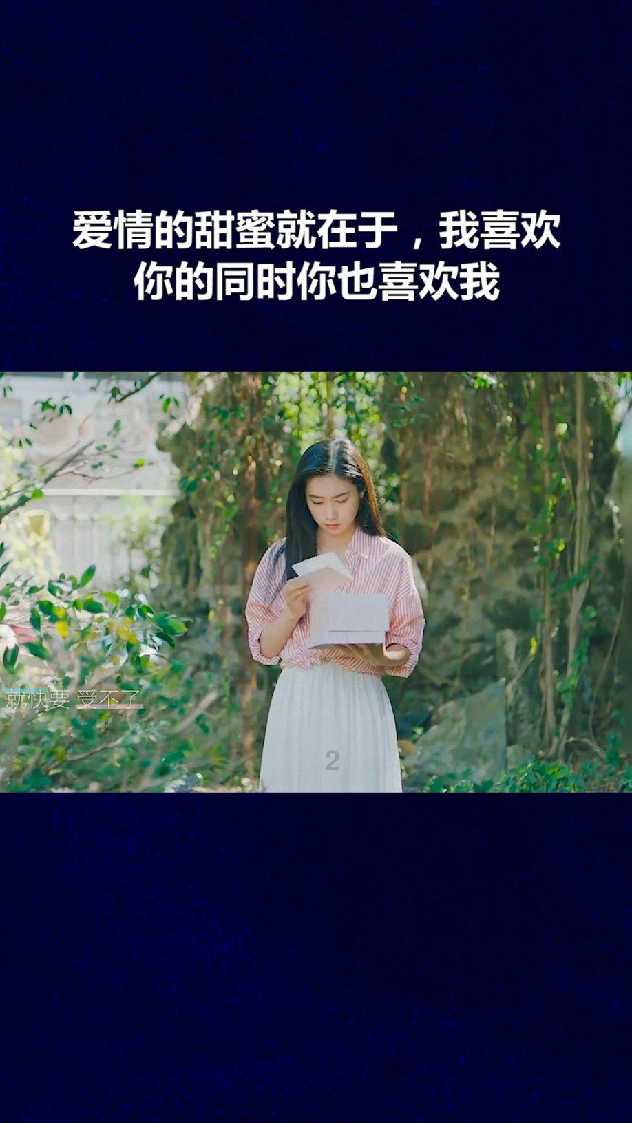 沙滩游玩的女孩们
