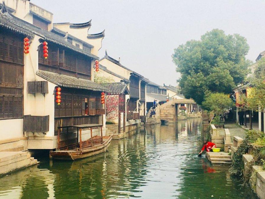 逃离破旧弃城