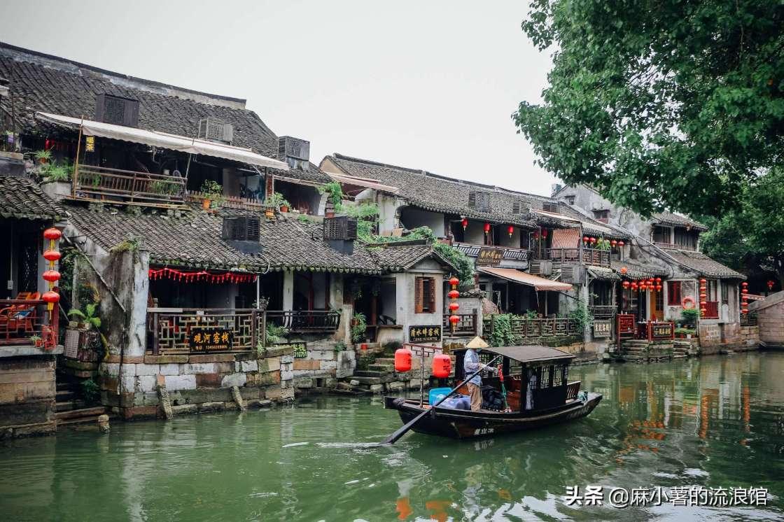 一小区外面包车起火,周围多车受损